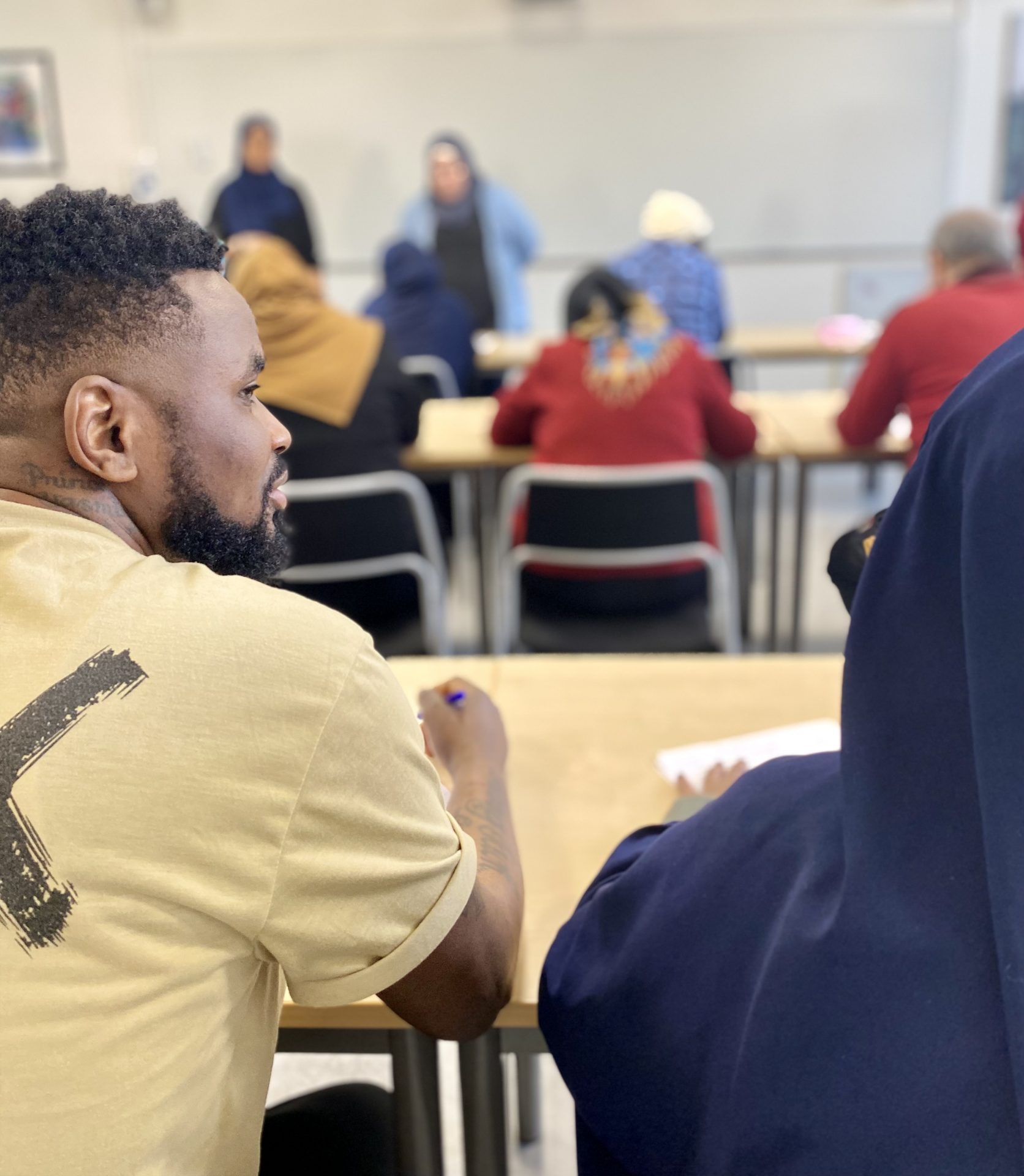 Sfi-elever i klassrummet.
