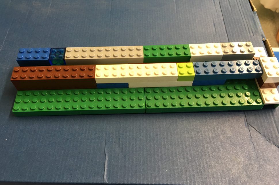 Ett ställ för att hålla upp en iPad, byggd av lego