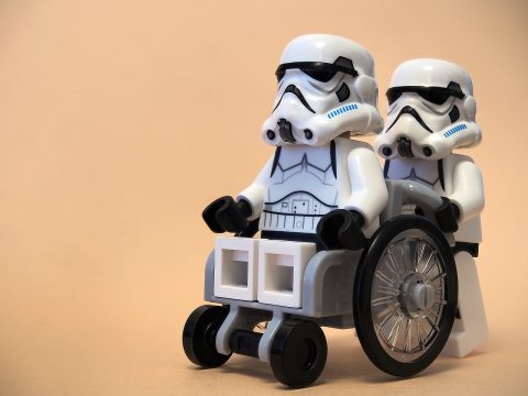 Bild: en StormTroopers drar en annan i rullstol.