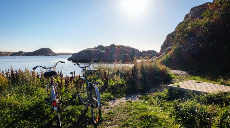 Cyklar parkerade vid en strand
