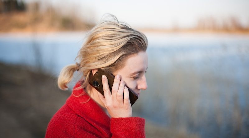 Kvinna som talar i mobiltelefon.