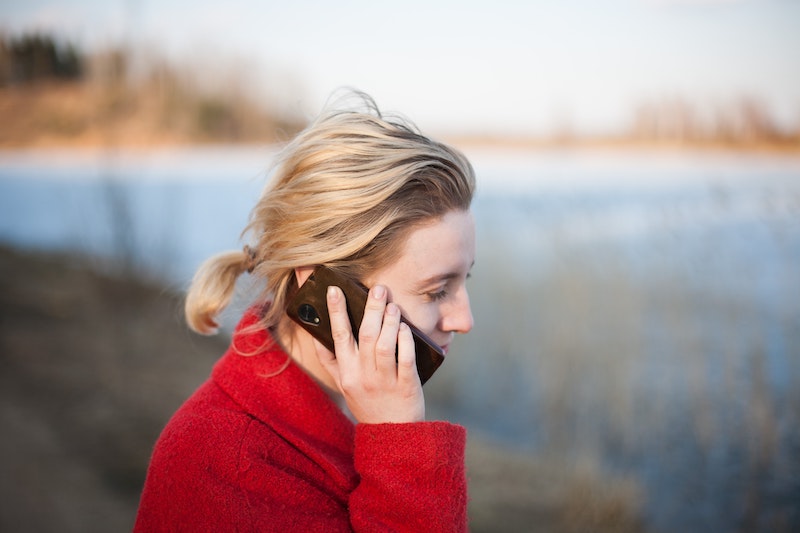 Kvinna som talar i mobiltelefon.