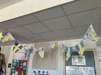 Svenska flaggor i vimpel på en förskola