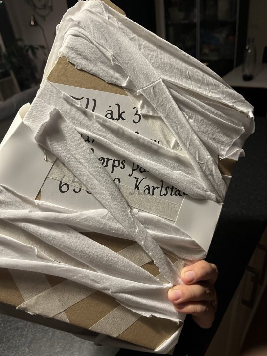 Bild på ett mystiskt paket adresserat till klassen